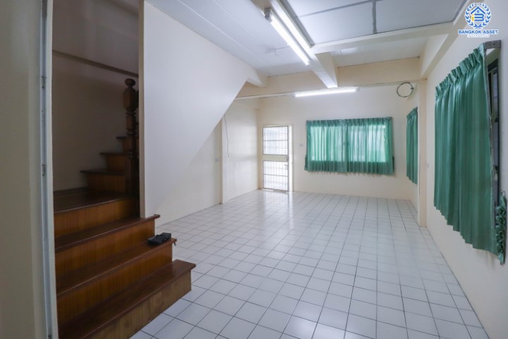 *****ทาวน์เฮ้าส์มือสองย่านนนทบุรี ม.พระปิ่น3 กาญจนาภิเษก บ้านพร้อมอยู่ ทำเลดี บนเนื้อที่ 24 ตร.ว. ฟังก์ชัน 2 ห้องนอน 2 ห้องน้ำ 2 ที่จอดรถ แถมฟรี! เครื่องปรับอากาศ 1 เครื่อง เชื่อมต่อถนนกาญจนาภิเษก และถนนรัตนาธิเบศร์ ใกล้เซ็นทรัลเวสต์เกต และรถไฟฟ้าสายสีม่วง "สถานีตลาดบางใหญ่"